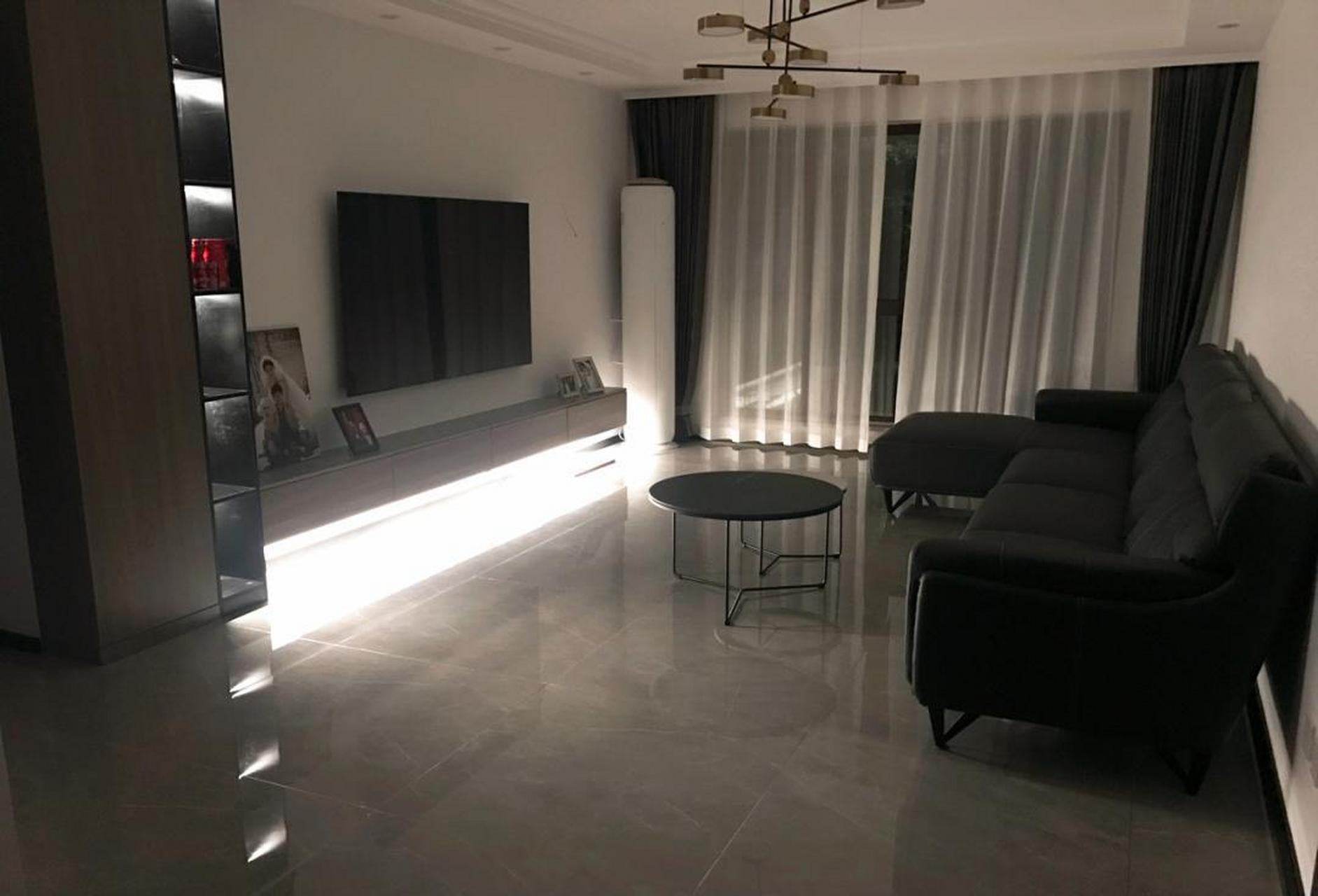 家里客厅效果还不错的,而且打开灯的效果晚上照明亮度足够,特别温馨