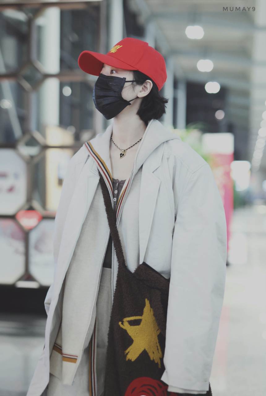 周雨彤最新机场私服穿搭,米色长款风衣外套搭配棕色针织衫和燕麦色