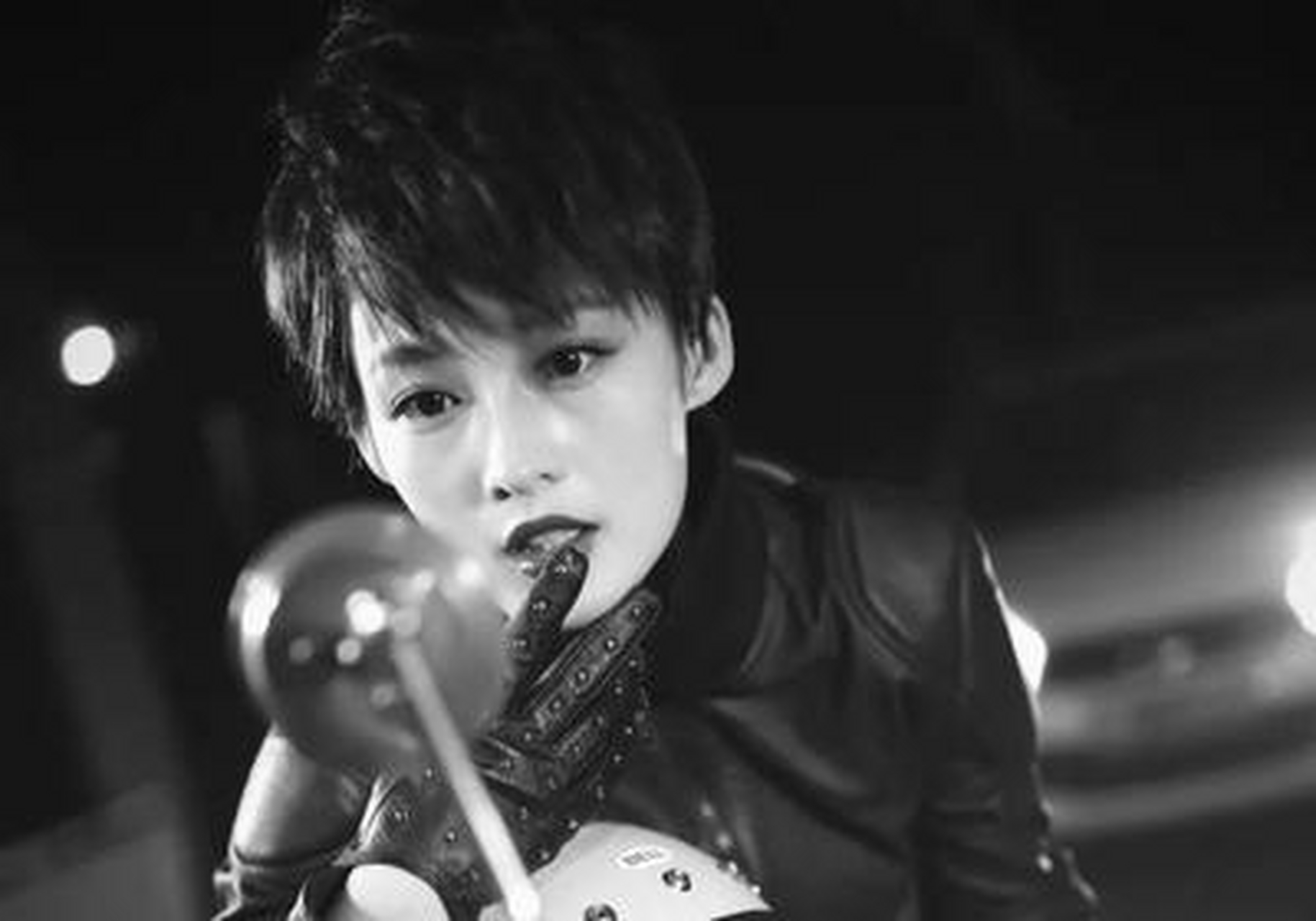 穿着皮衣戴着皮手套,开着机车