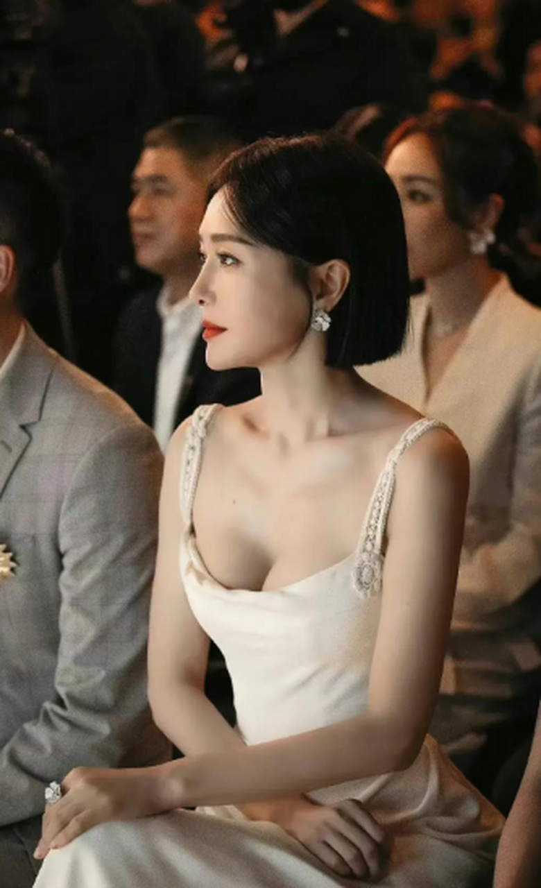 秦岚太瘦了吧,怼脸照丝毫看不到岁月的痕迹,排骨胸太抢镜了.