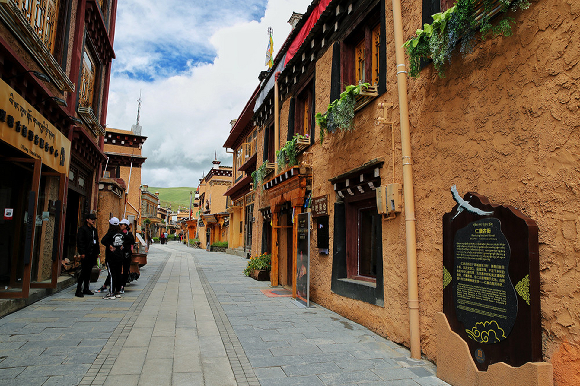 理塘勒通古镇·千户藏寨,探寻历史的痕迹  勒通古镇·千户藏寨旅游