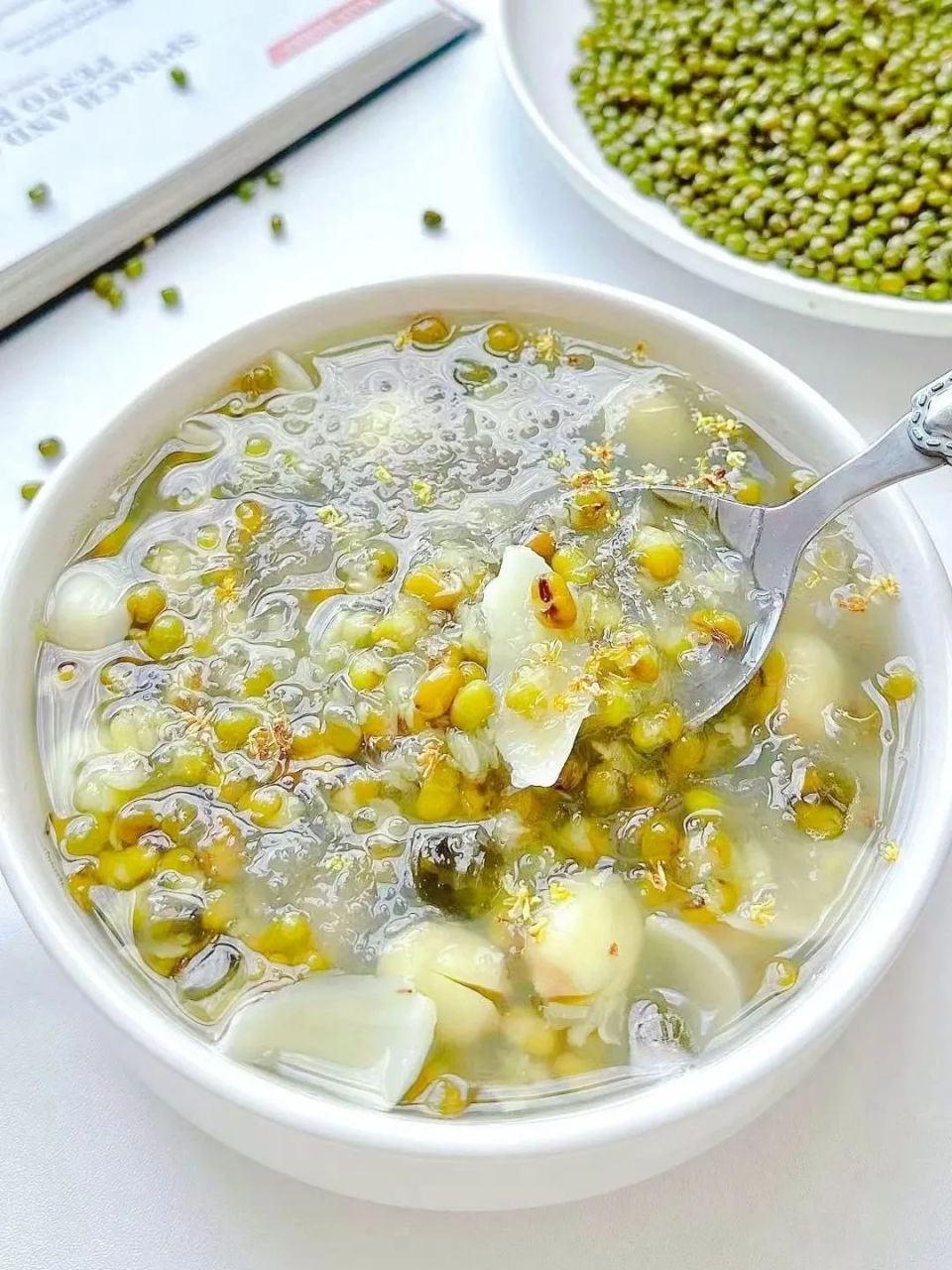 喝一段时间后感觉没那么燥热了  天气热,这个时候来碗绿豆百合莲子汤