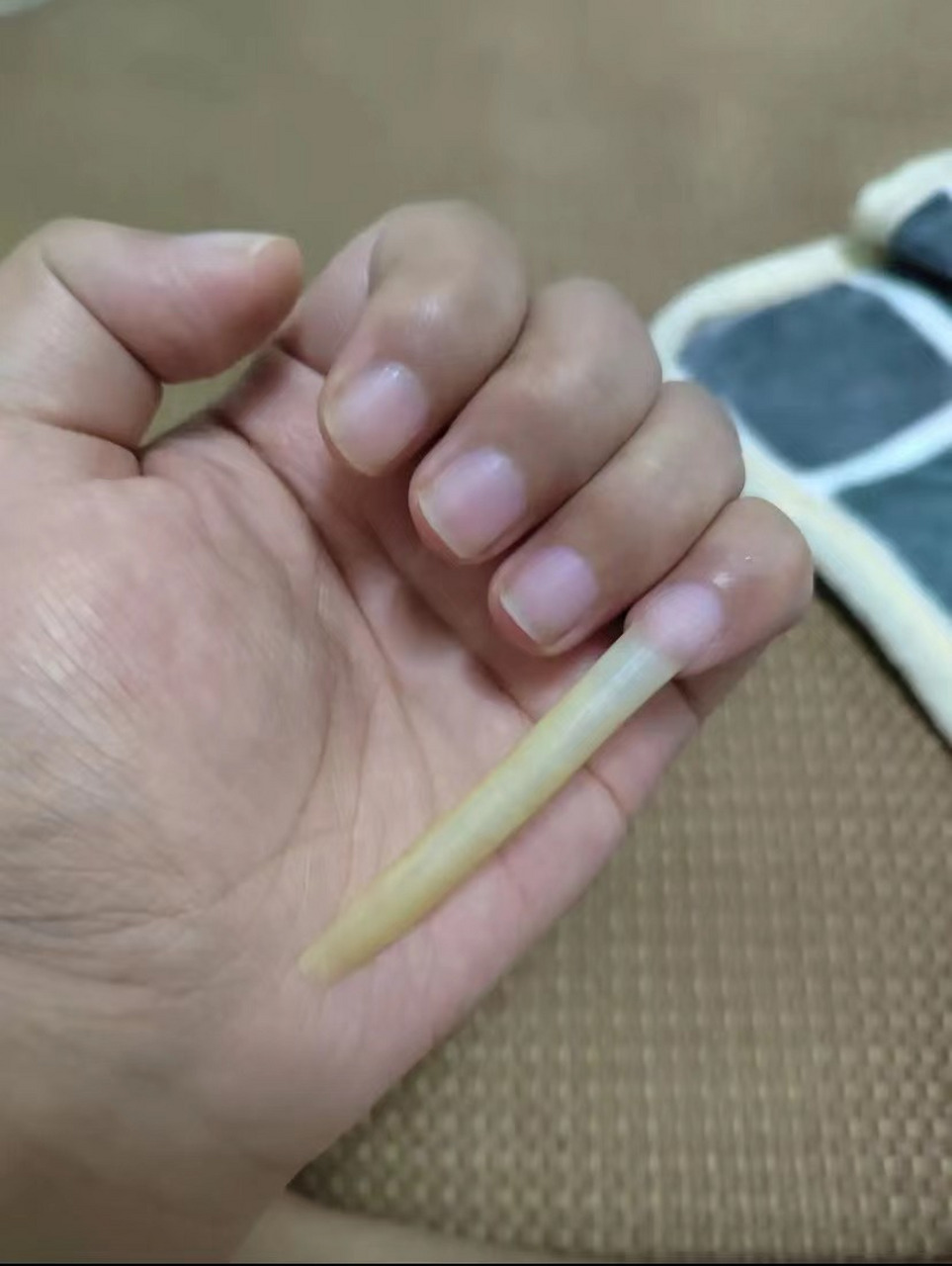 听人说小拇指甲是蓄财,为什么我都留这么长了,兜里还这么干净啊?