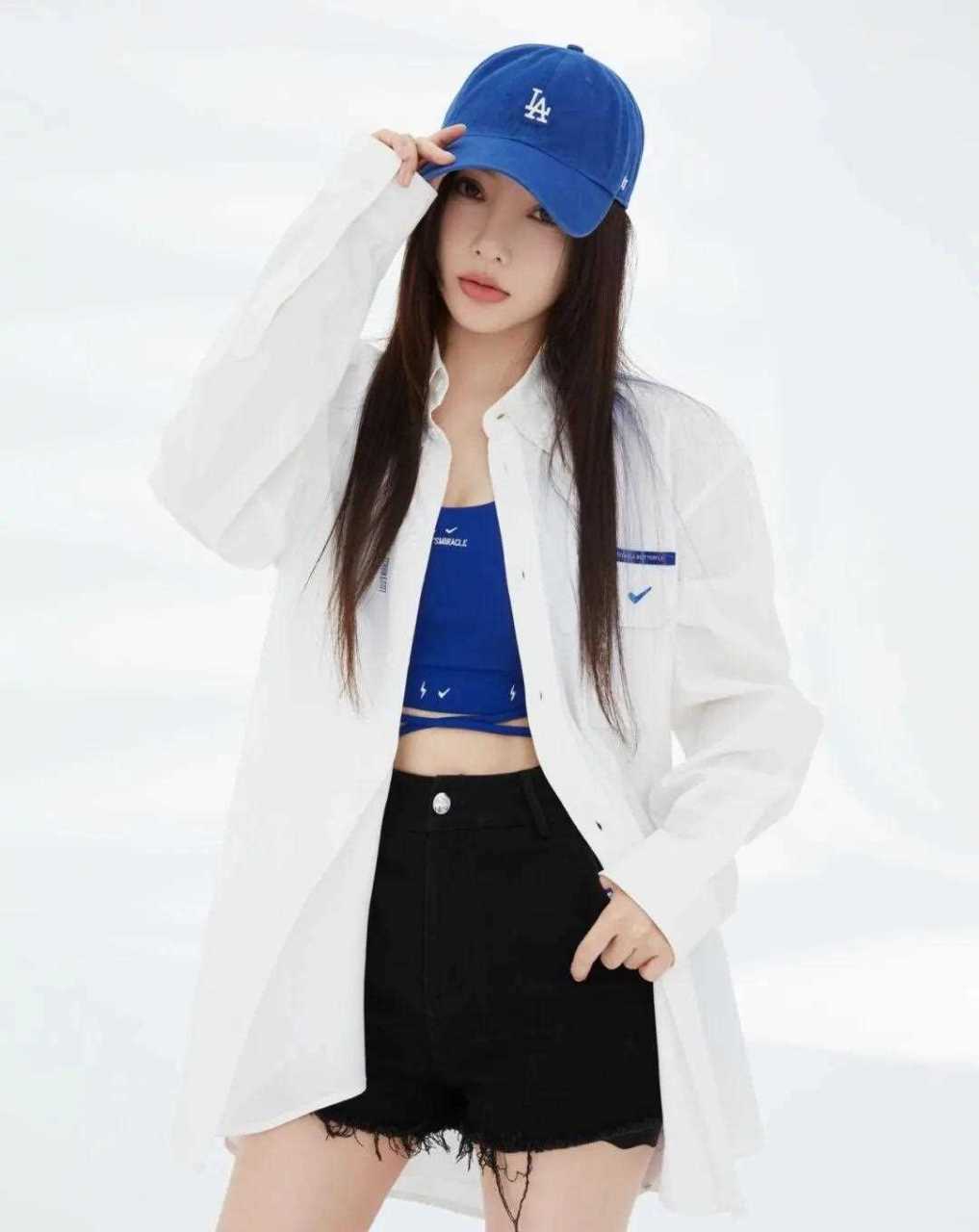 谁信李小璐有40岁?戴蓝色鸭舌帽穿国潮风白衬衣,吸睛又时髦