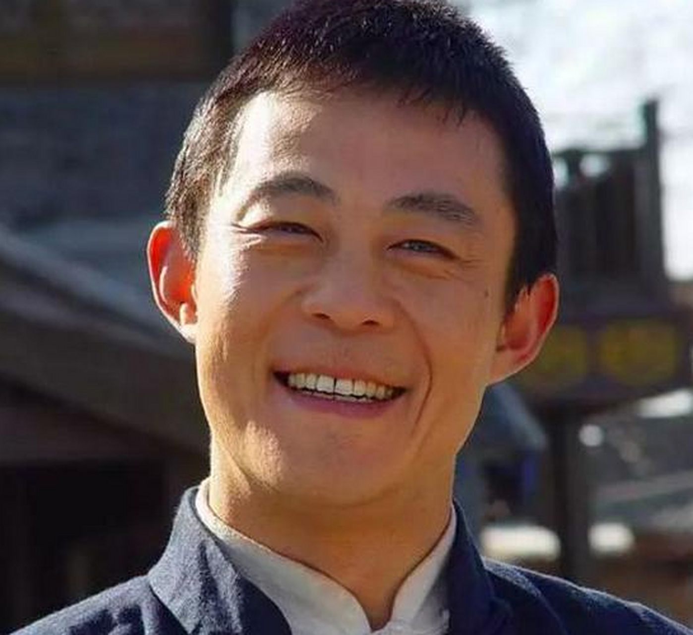 在《大染坊》中最为出彩的主角是陈六子这个角色,最开始导演王文杰