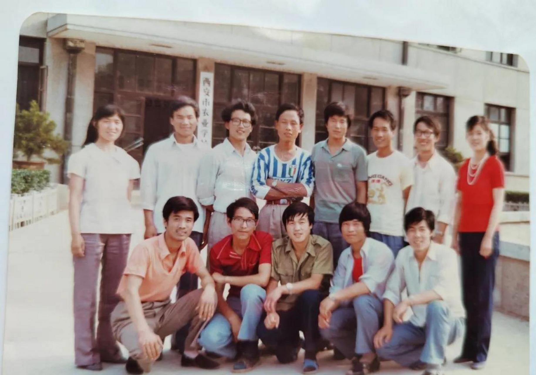 在90年代初,西安市农业学校的一群中专学生拍下了一张珍贵的留影.