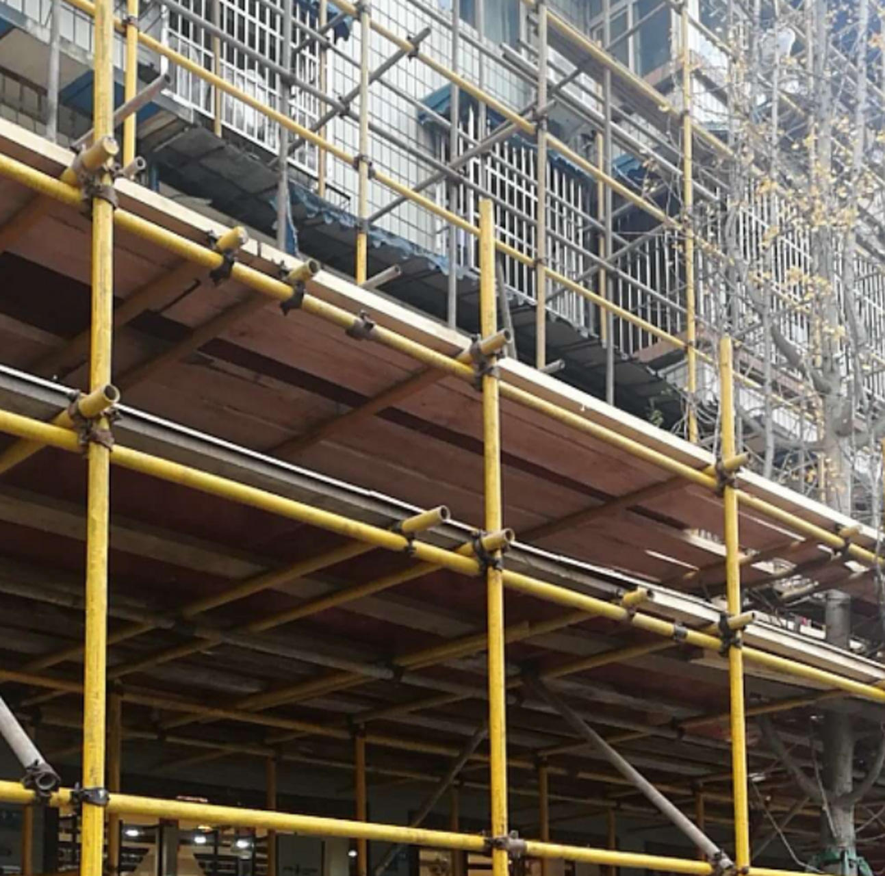 钢管脚手架是指为建筑施工而搭设的,承受荷载的由扣件和钢管等构成的