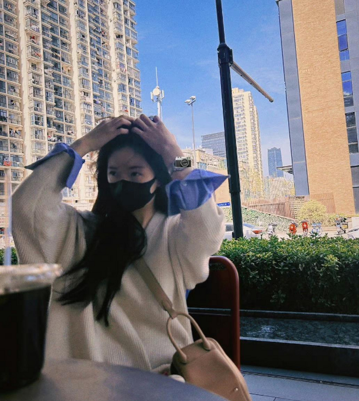 赵露思的生活随拍,一身休闲穿搭,自在随性,浪漫洒脱!