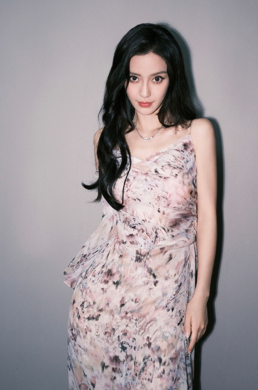 清纯甜美,知性优雅的#杨颖# 一袭碎花吊带裙,尽显婀娜身材,亭亭玉立