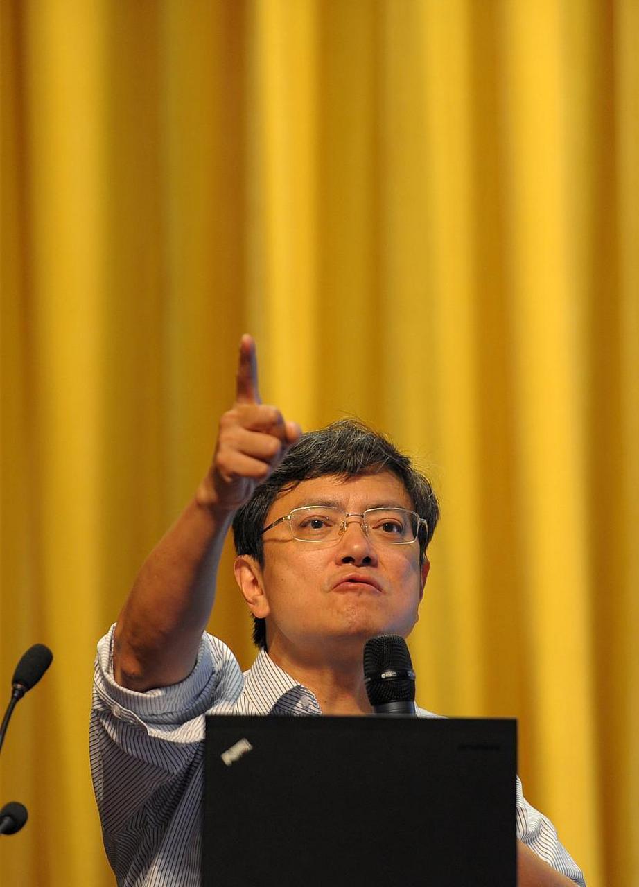 "学生哗然跟他吵,郑强随即解释,全场沉默,随即掌声雷动!