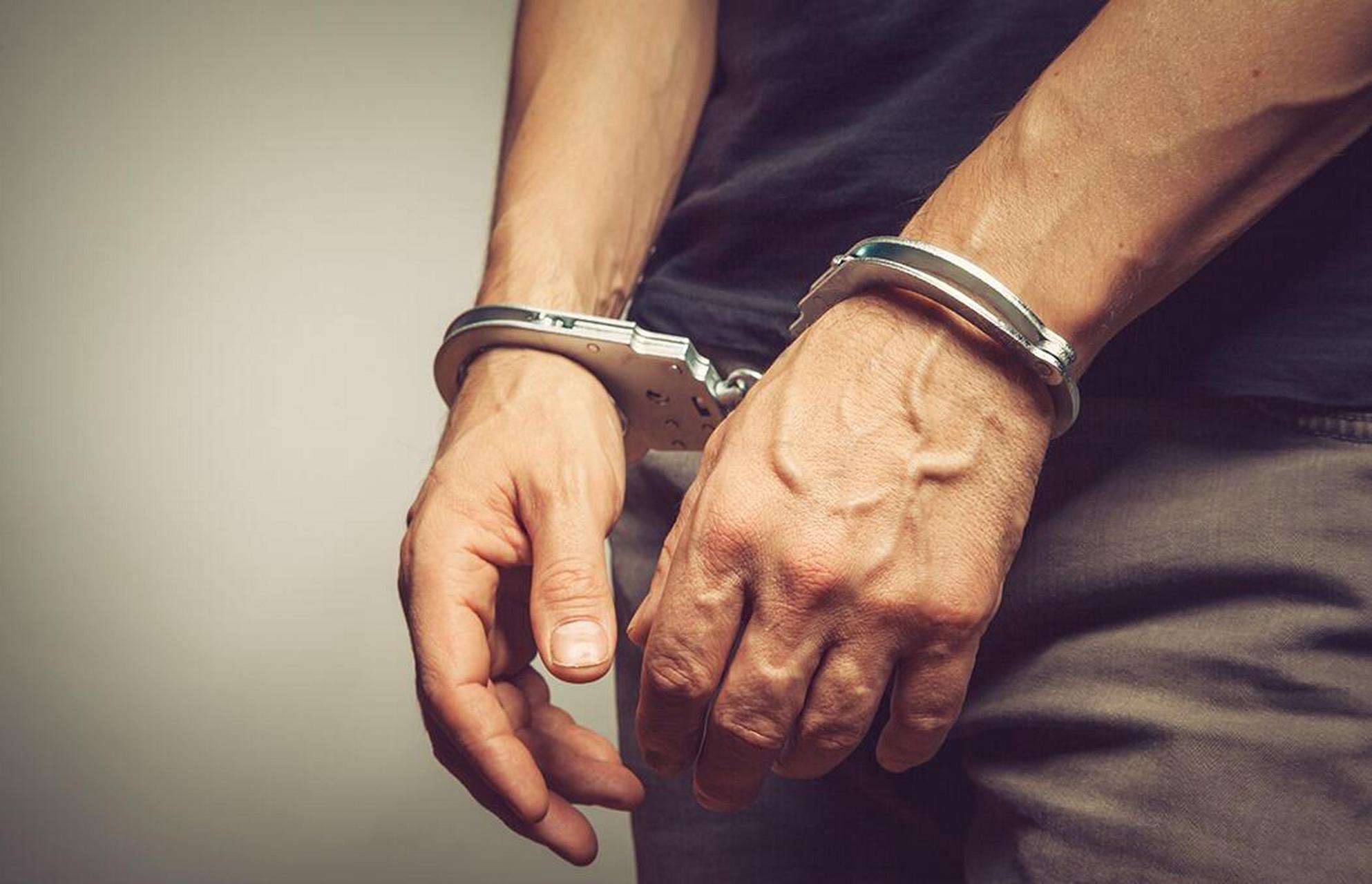 80年代,一名被判处死刑的强奸罪犯在照片中被五花大绑,他的嘴唇紧闭