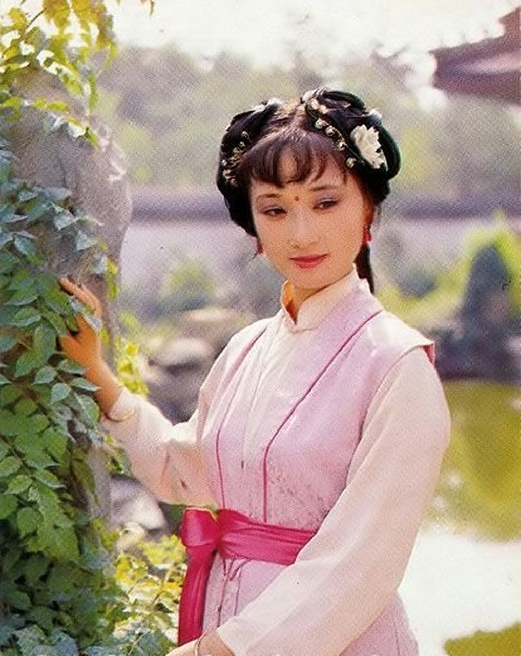 英莲和娇杏,是《红楼梦》里的一对主仆.英莲是小姐,娇杏是丫头.