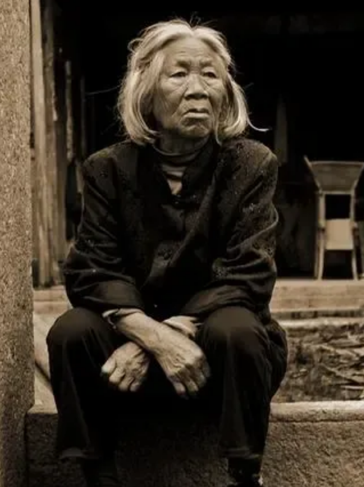 冬天的夜晚,月光洒在寂静的街道上,一幢破旧的公寓楼里,85岁的母亲