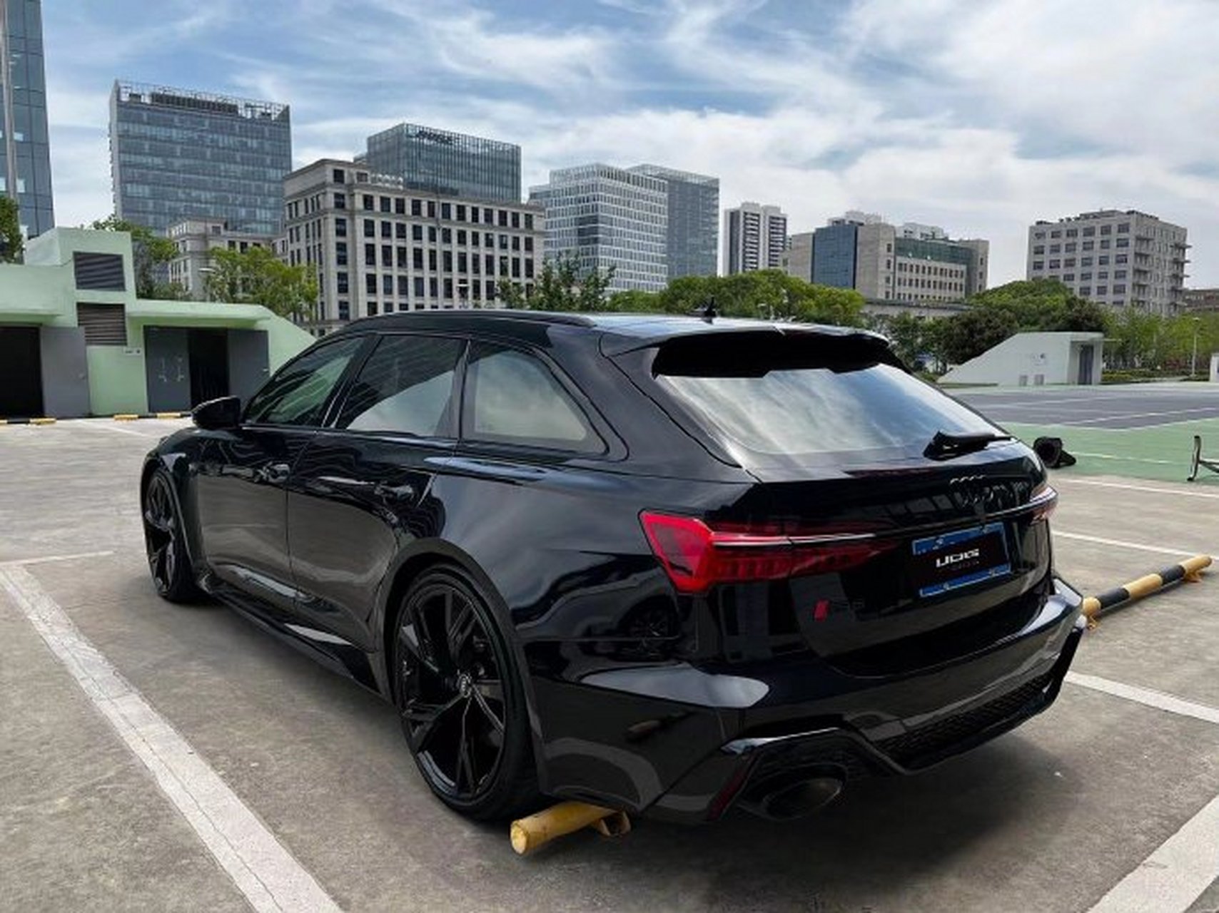 【美图欣赏】奥迪rs6实拍,网传买菜神车,路上我没见过,好想拥有[流泪]