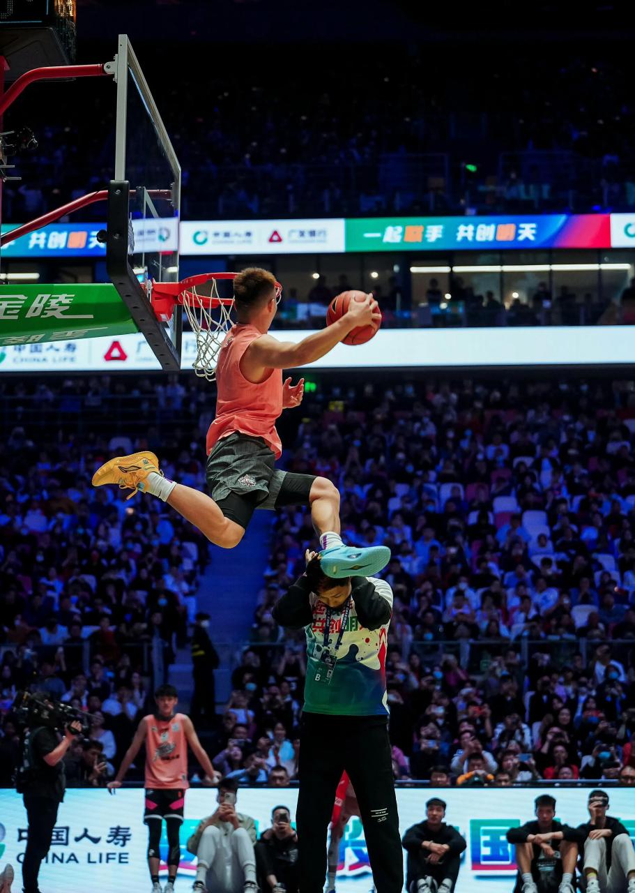 cba扣篮大赛,得出四个结论 1,张镇麟比曾凡博扣篮更厉害 2,曾凡博