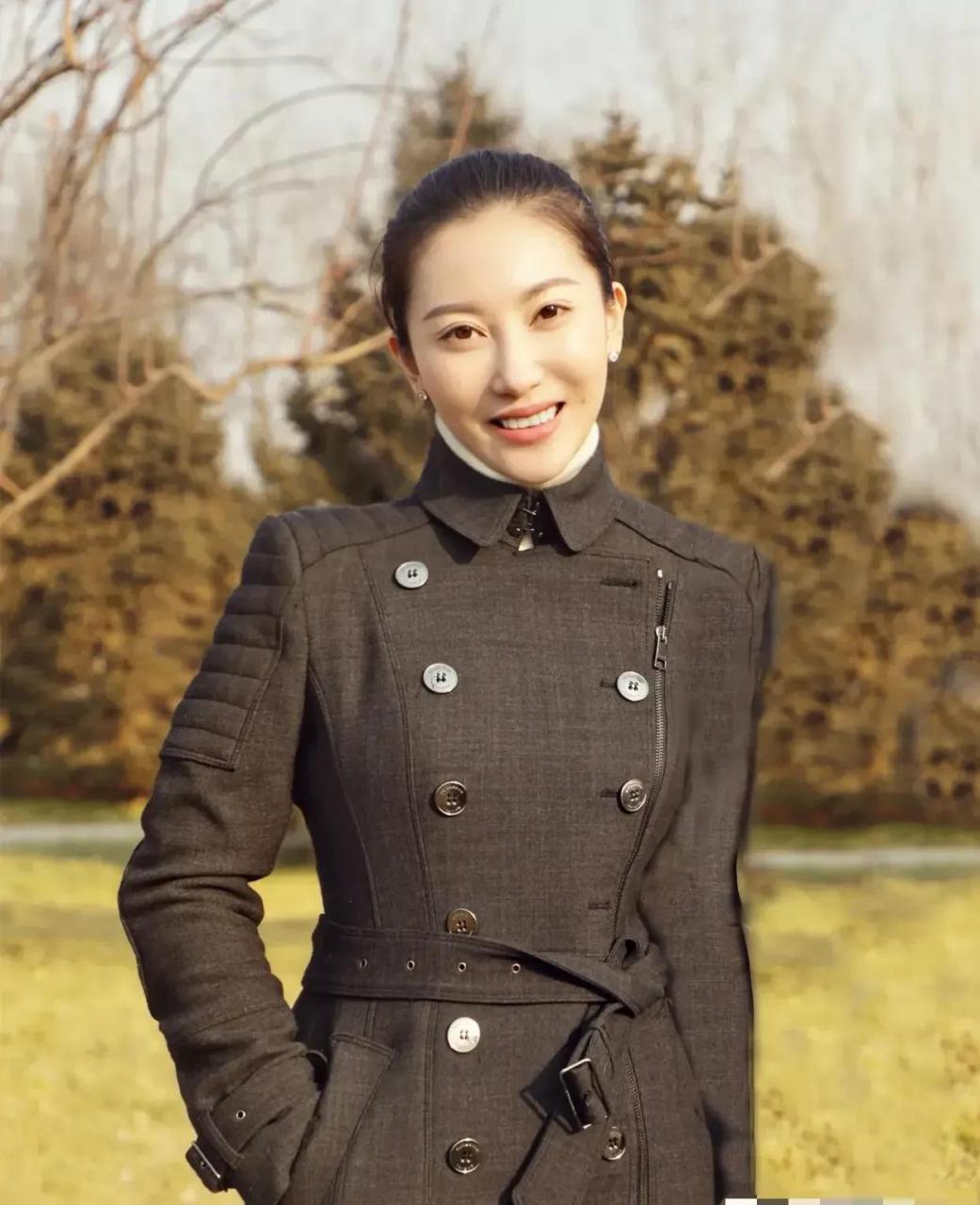 章子男穿着灰色休闲西装外套,内搭白色高领毛衣