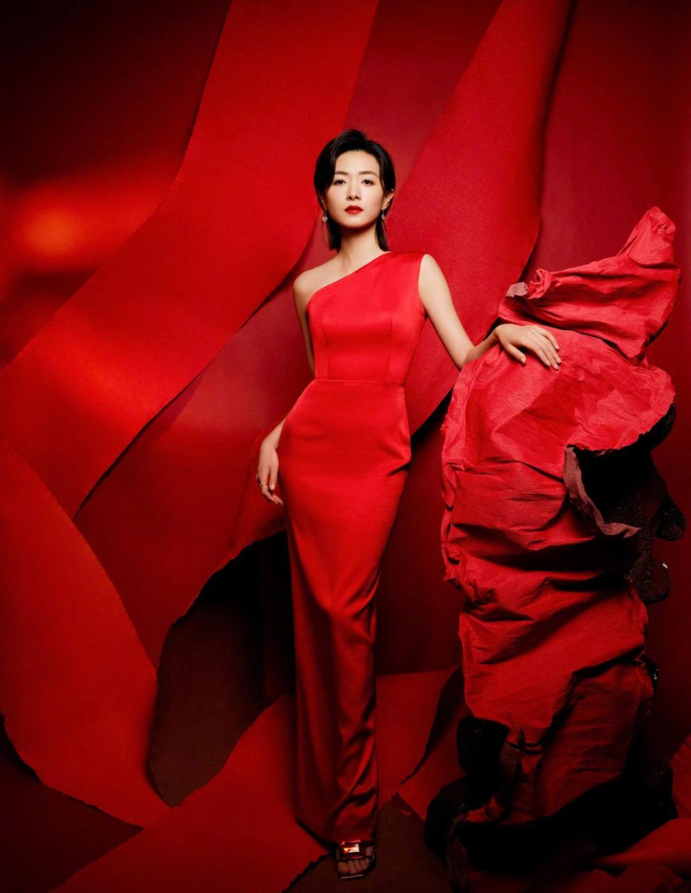 万茜2023兔年春晚红裙造型,从头红到脚的造型真的是年味儿十足呀[比心