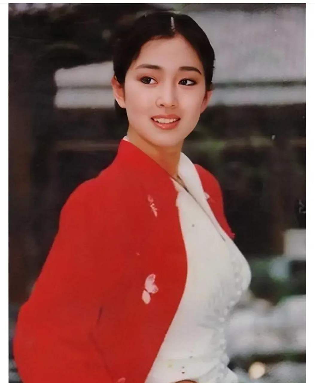 上世纪80年代的巩俐,白色衬衣外罩一件红色上衣,身材窈窕,清新脱俗!