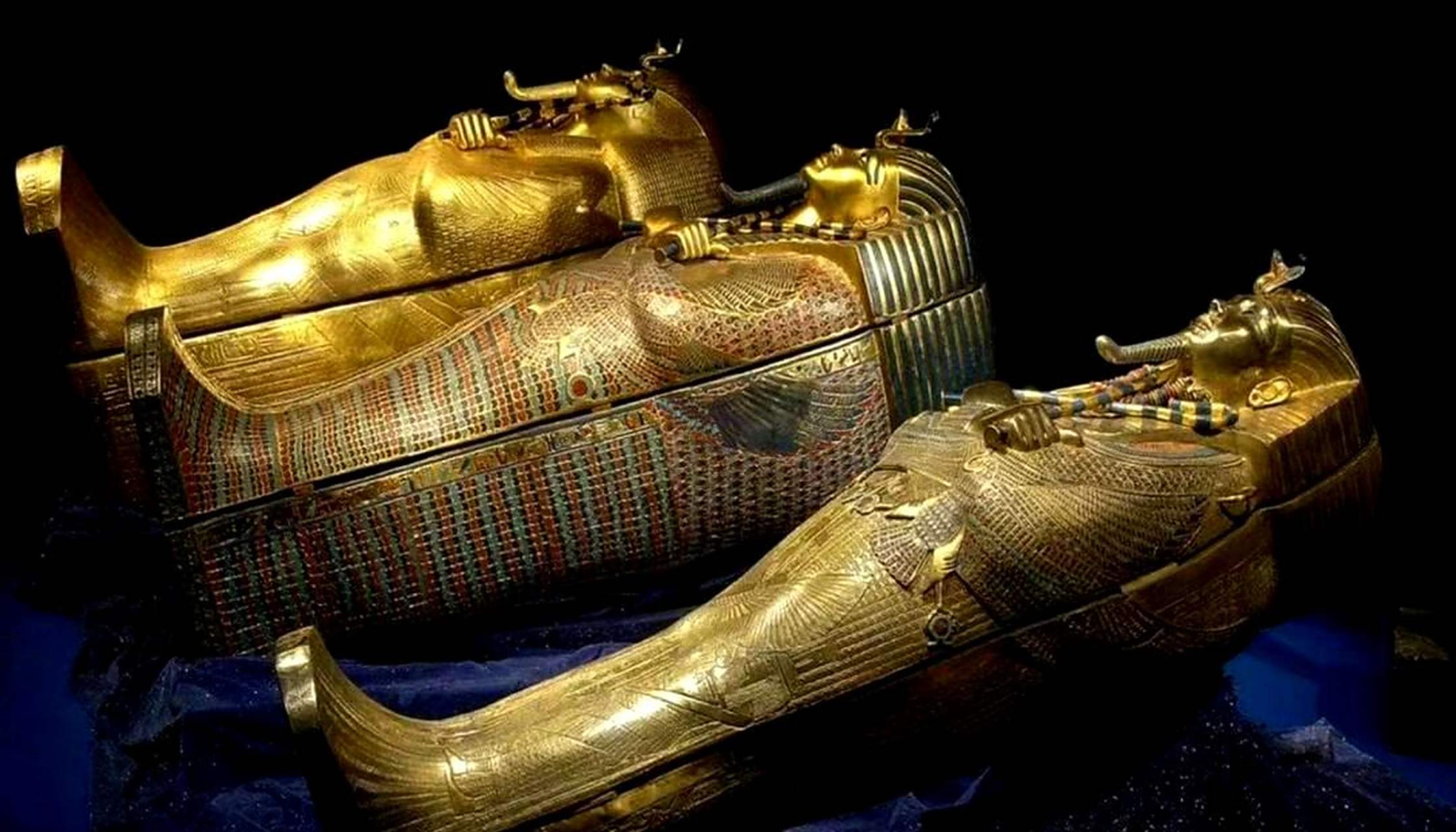 图坦卡蒙被安葬在三层人形棺材中,最内层由重达120公斤的黄金制成,外