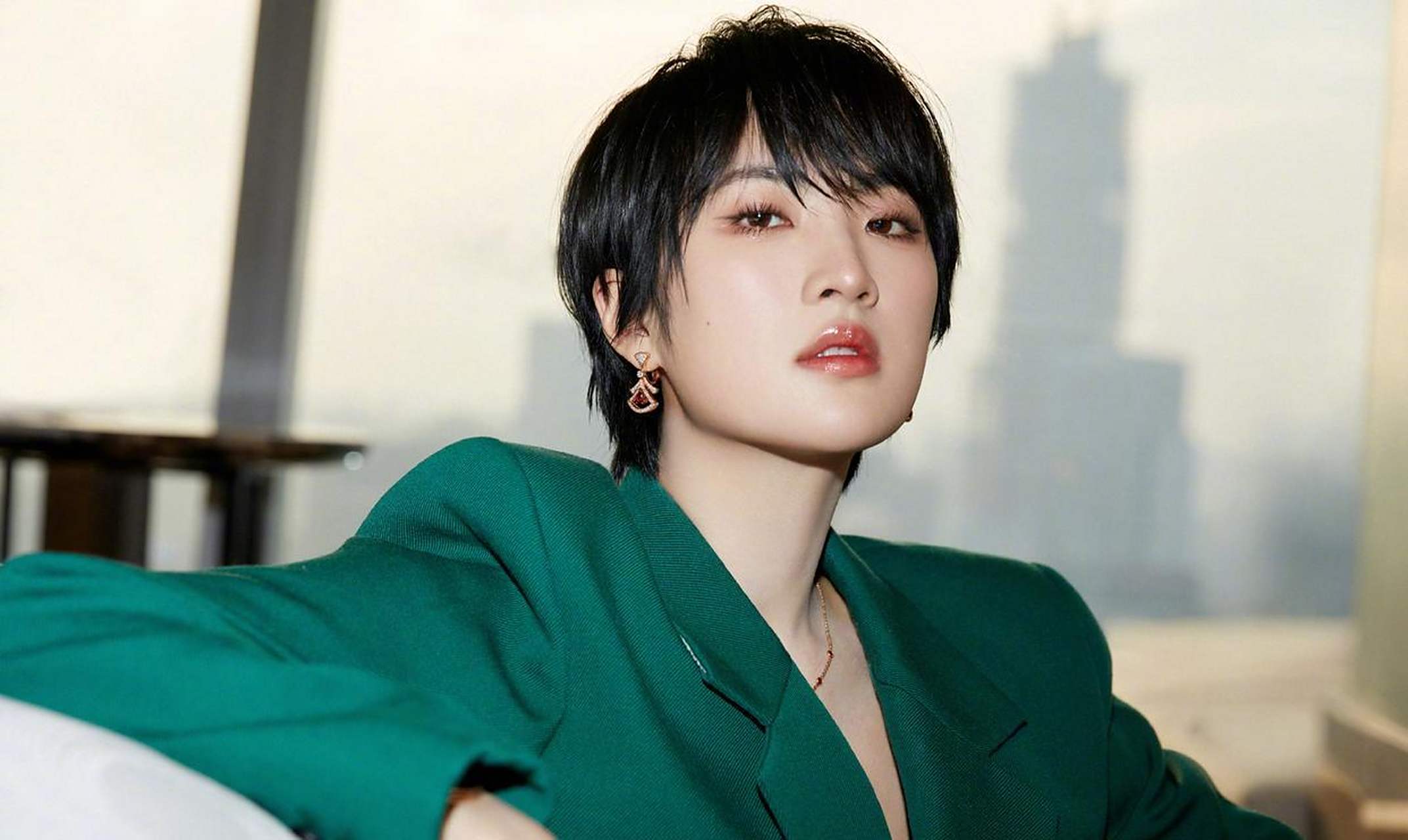 姚安娜最新活动大片 身穿绿色西服套装,金色扇形耳钉与玫瑰金手表遥相