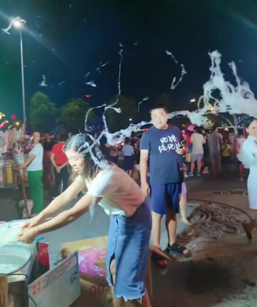 第一次摆摊卖棉花糖,这怎么和我看到的不一样呢