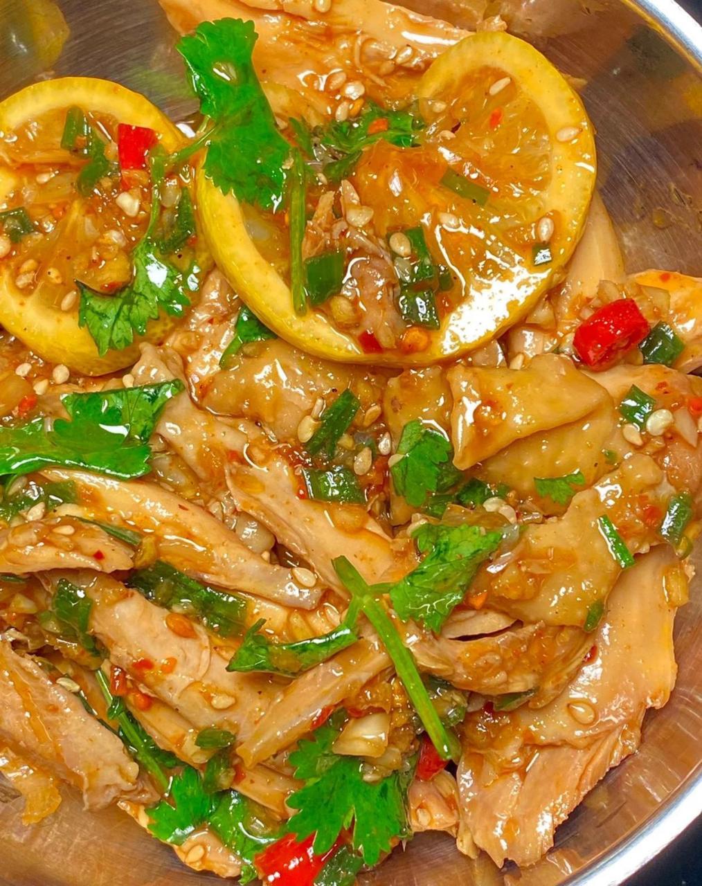 柠檬手撕鸡没有吃过的姐妹们一定要试试!酸辣清爽,鸡肉鲜嫩多汁!