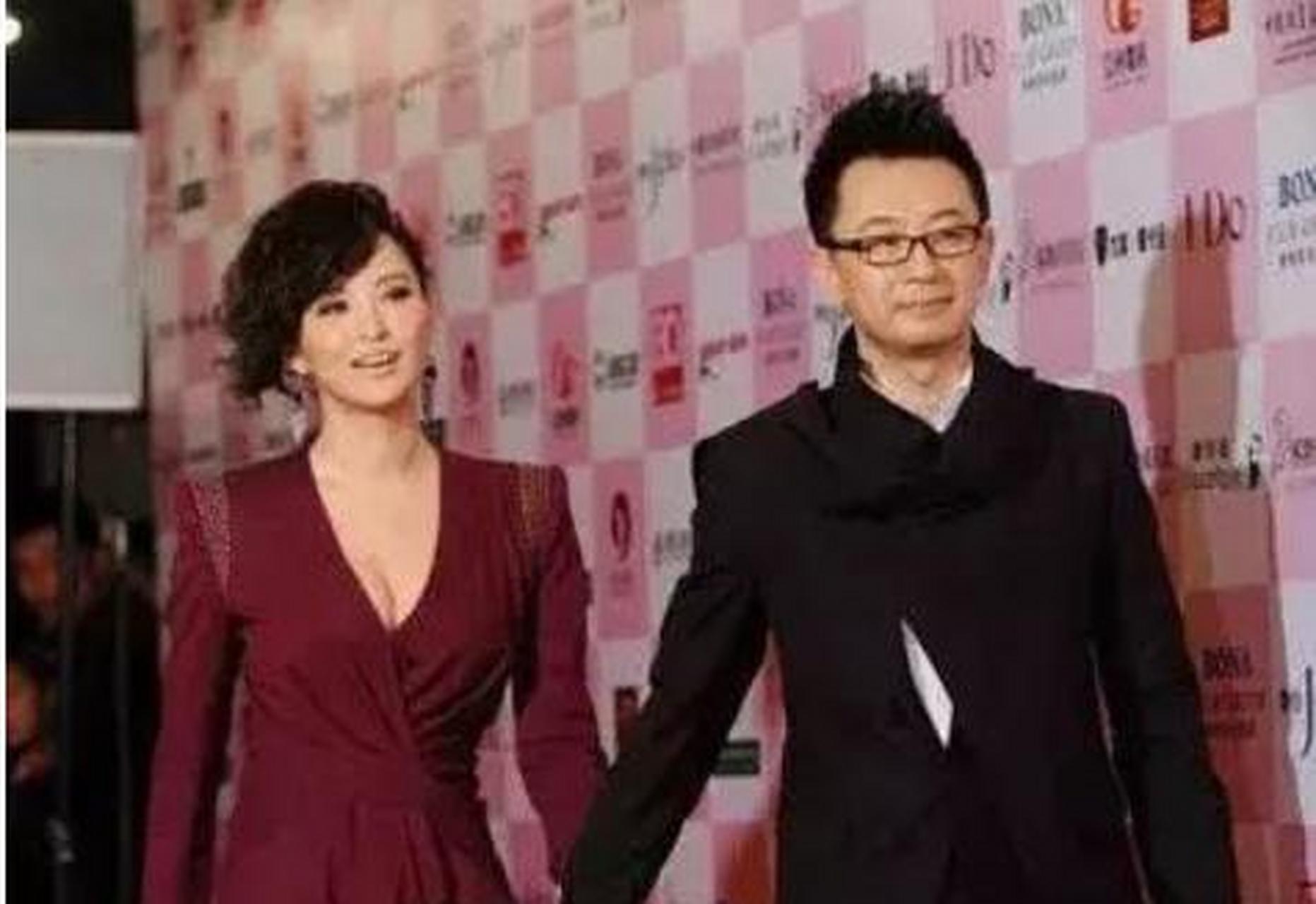 黄海波对莫小棋用情极深,刚开始每天送花,确定关系后送一辆一百多万的