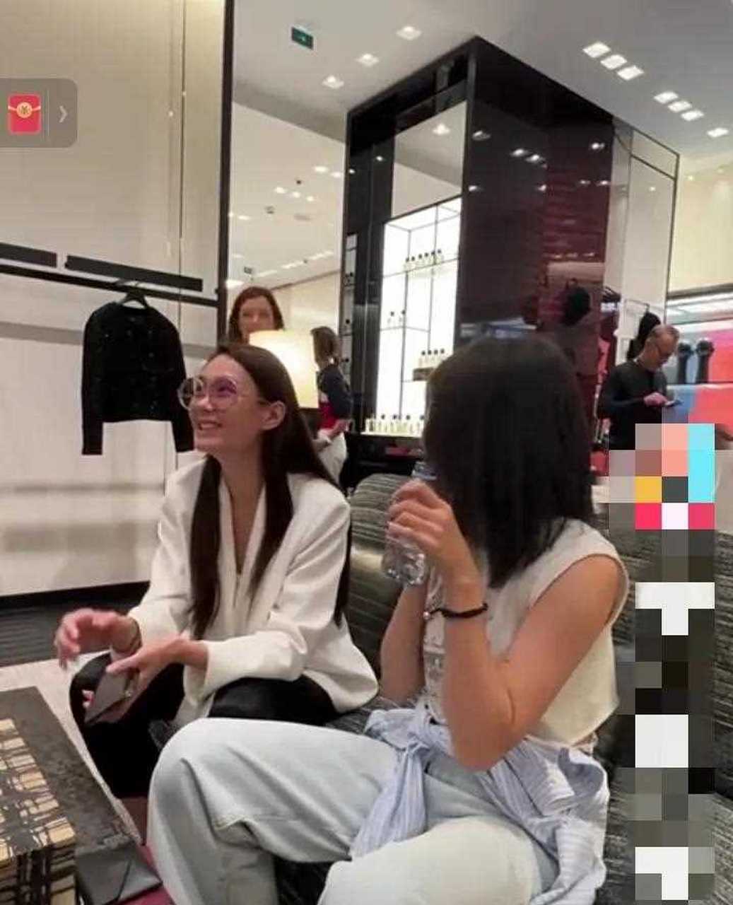 帝师老婆素颜在法国巴黎购物店,坐在那儿一个多小时喝了三杯水,仍不买