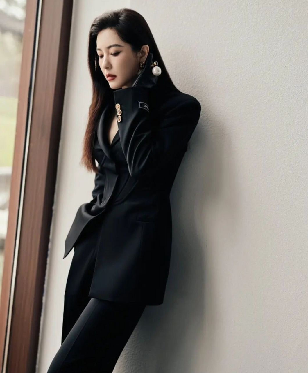 高贵冷艳,清新妩媚的#曾黎# 一袭黑色西服套装,雪肤玉貌,双眸清澈