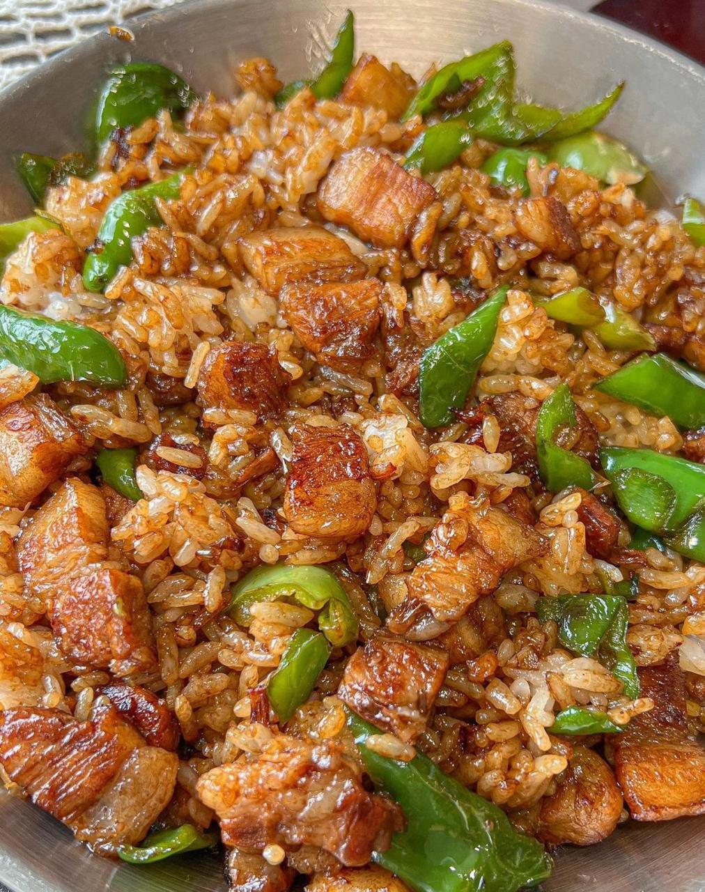 这个回锅肉炒饭真的超香,吃一次忘不掉那种～ 准备食材 五花肉青辣椒