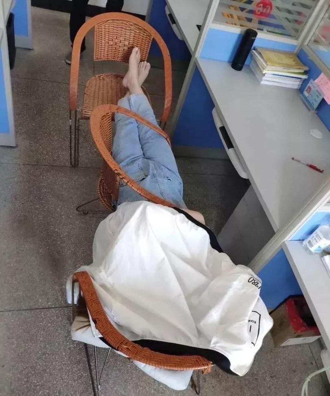 网友:女同事在办公室椅子上睡觉,一般人还真不行.论身材的重要性