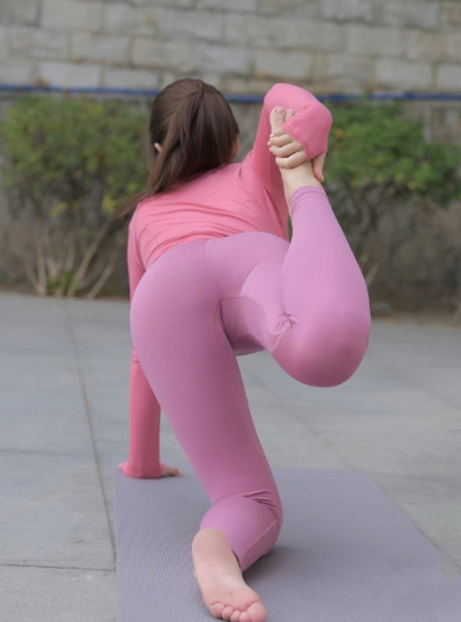 粉色瑜伽裤,气质完美的让人心动