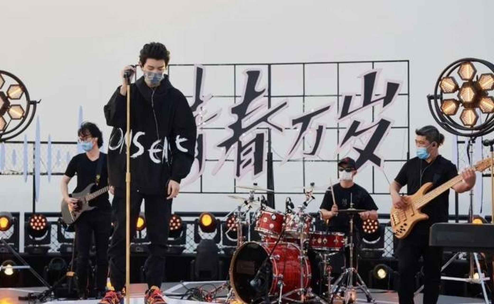 时隔数月的湖南卫视五四晚会上,王源带来了跨年之后的首个单人舞台