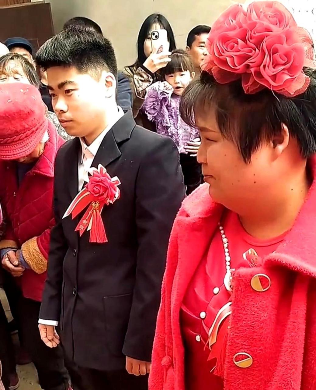 新娘子头戴大红花,真是标准的装扮!