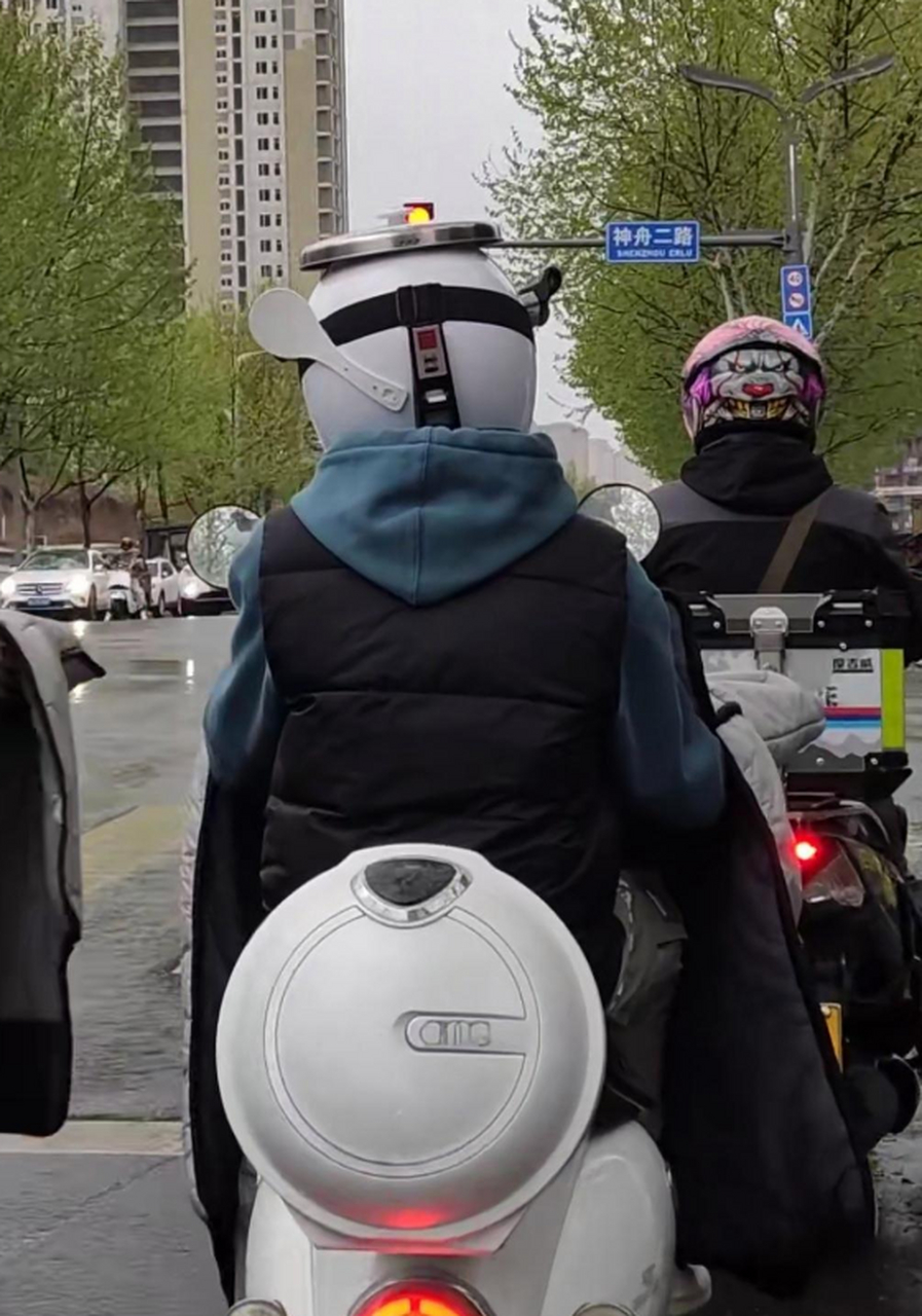 这电饭煲头盔真的好个性啊!