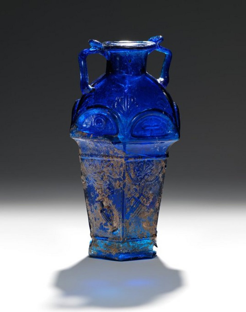 一个2000年前的罗马时代钴蓝色玻璃烧瓶,上面有玻璃制造大师"ennion"