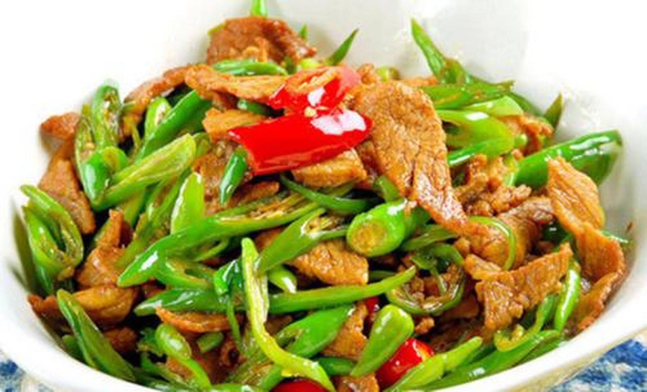 辣椒小炒肉,这菜可是湖南人的家常菜,用料虽很简单,就辣椒和五花肉