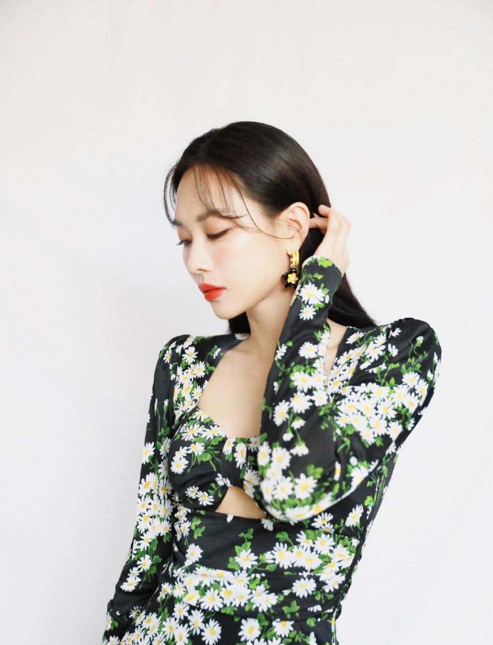 王霏霏小清新雏菊连衣裙性感写真