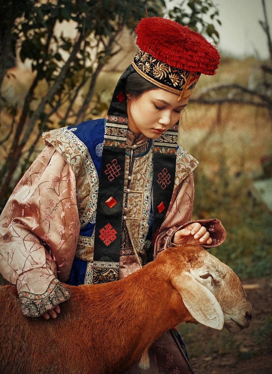 伏尔加卡尔梅克女装  卡尔梅克妇女的盛装具有独特的型制和配色,非常