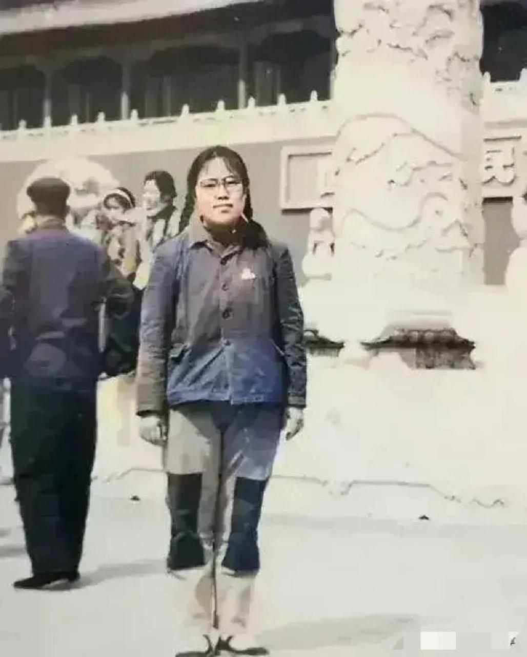 贫穷到了极点,干干净净都很难做到,衣服一洗就破了.