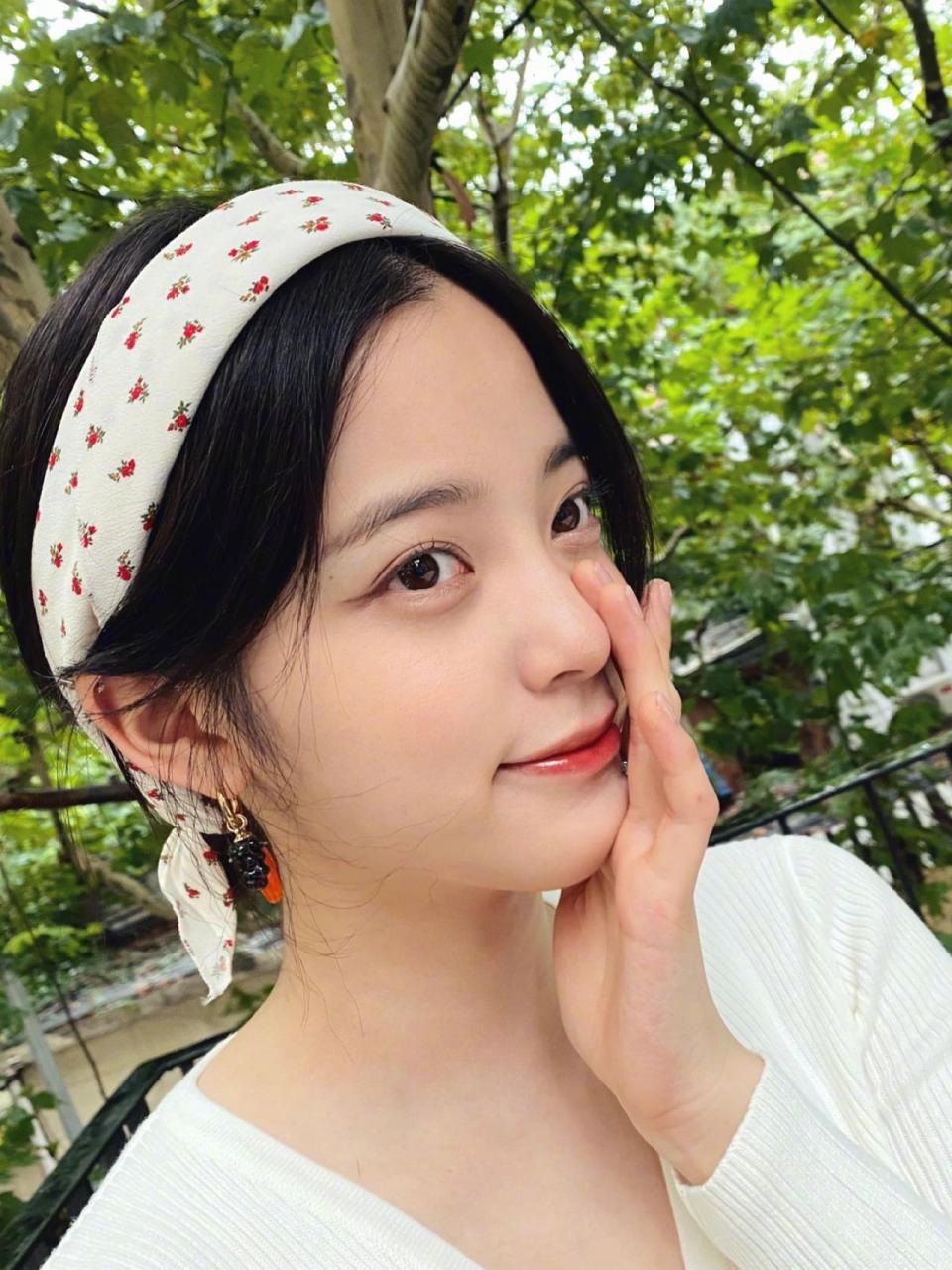 look: 发带&针织衫&裙子:brandymelville 欧阳娜娜微博更新最新日常穿