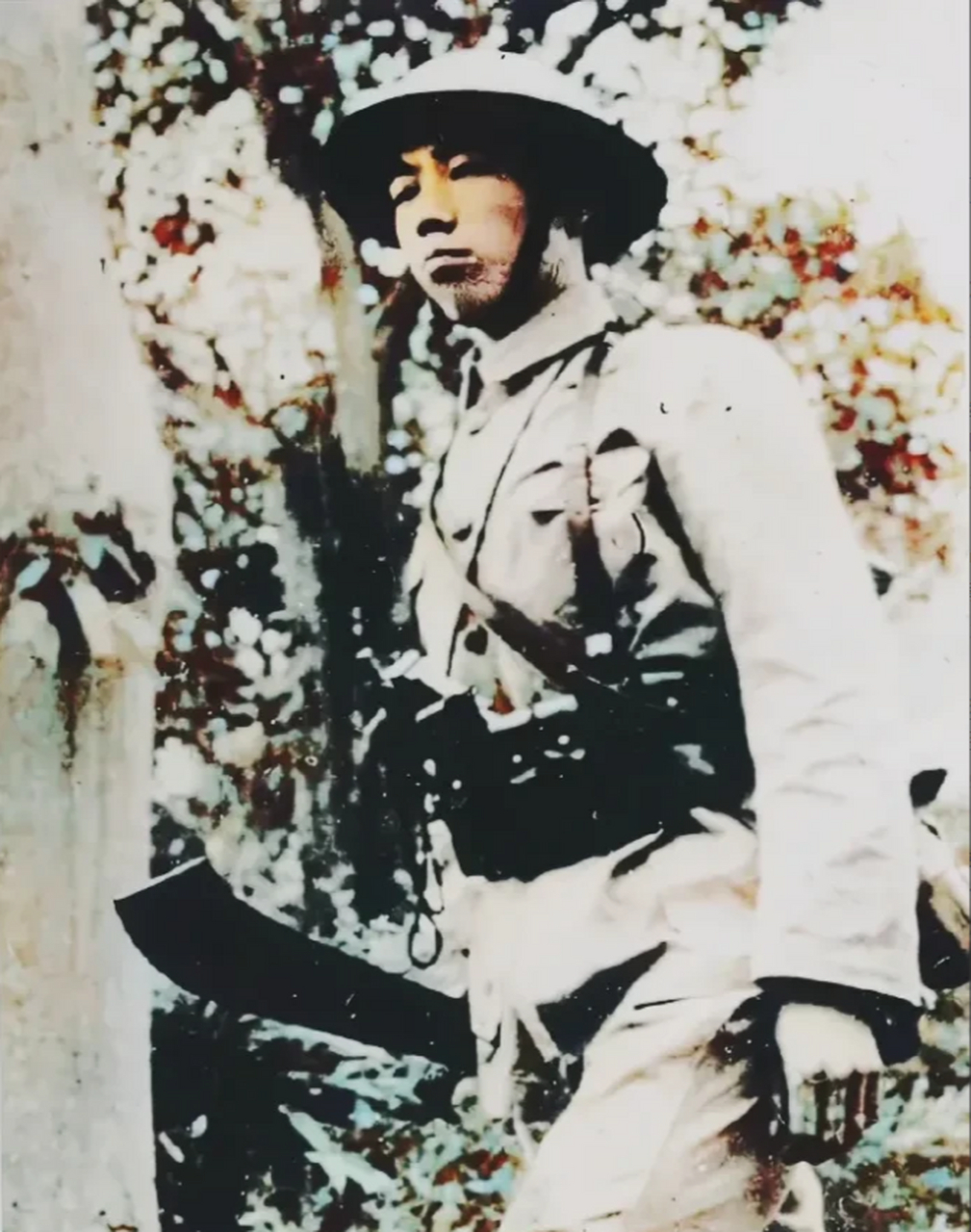 抗战期间,国民党桂系的一位士兵,戴着标志性头盔,手持传统大刀,眼神