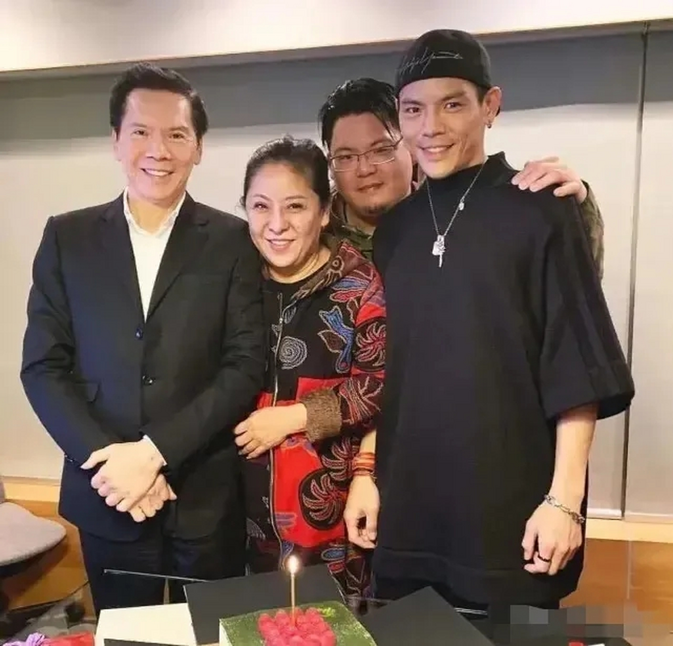 向华强,陈岚夫妇经营事业很成功,夫妻也很恩爱,并有两个儿子:一个叫