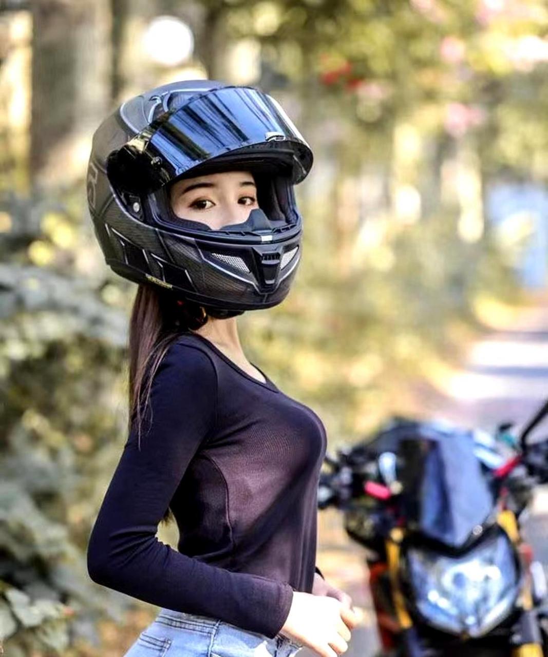 这位骑摩托车的女孩看起来有些强势.