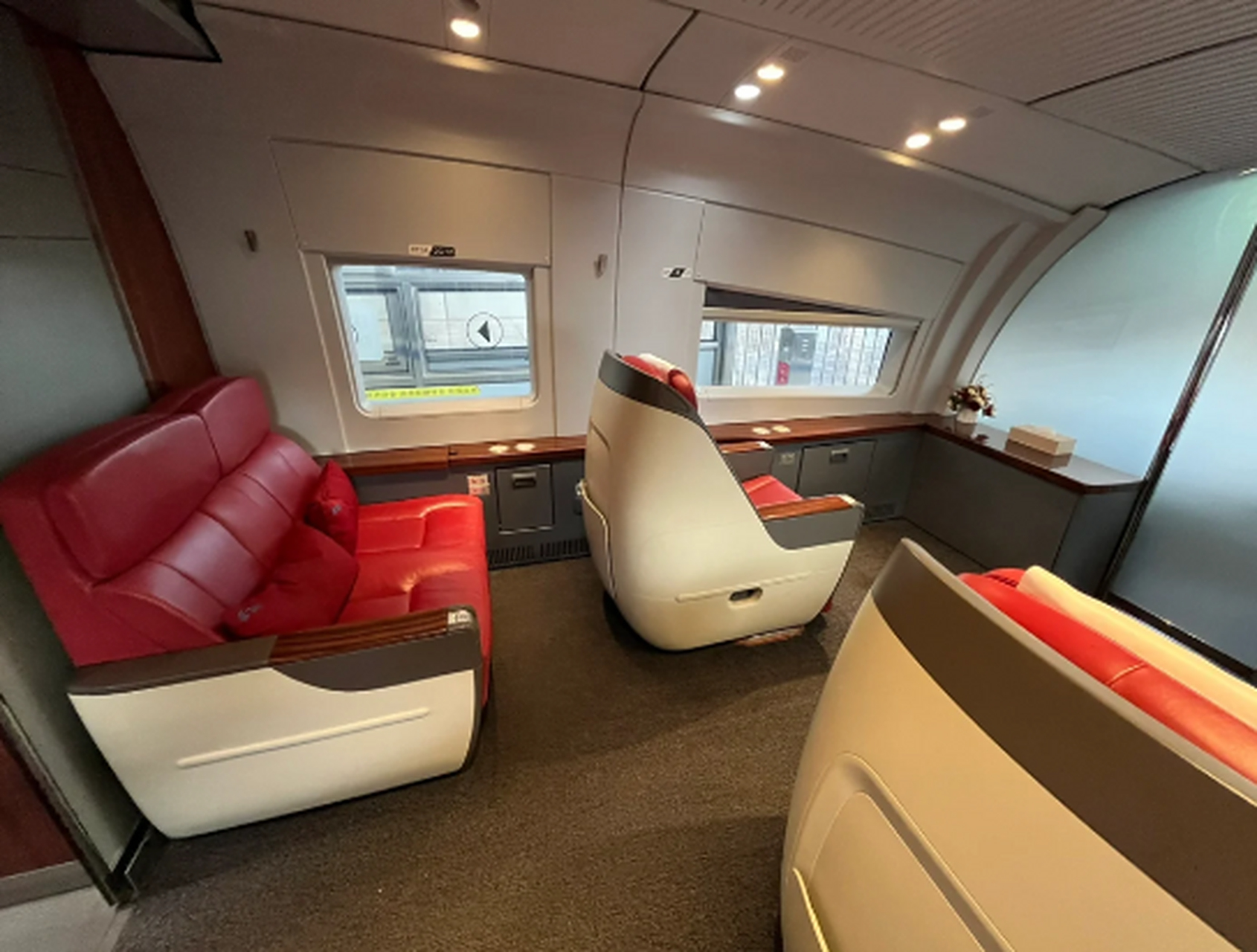 第一次见高铁上这样的一等座?不是商务座不是商务座.