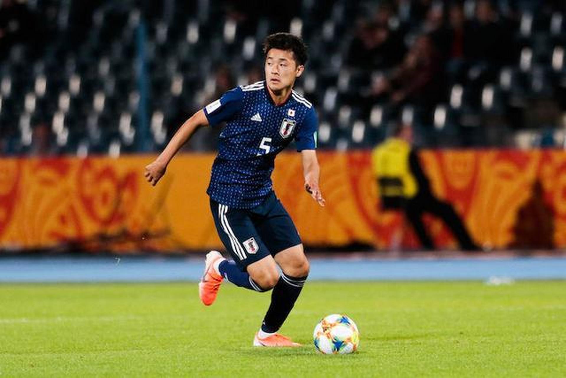 《每日邮报》报道,英超富勒姆有意阿尔克马尔的日本籍右后卫菅原由势