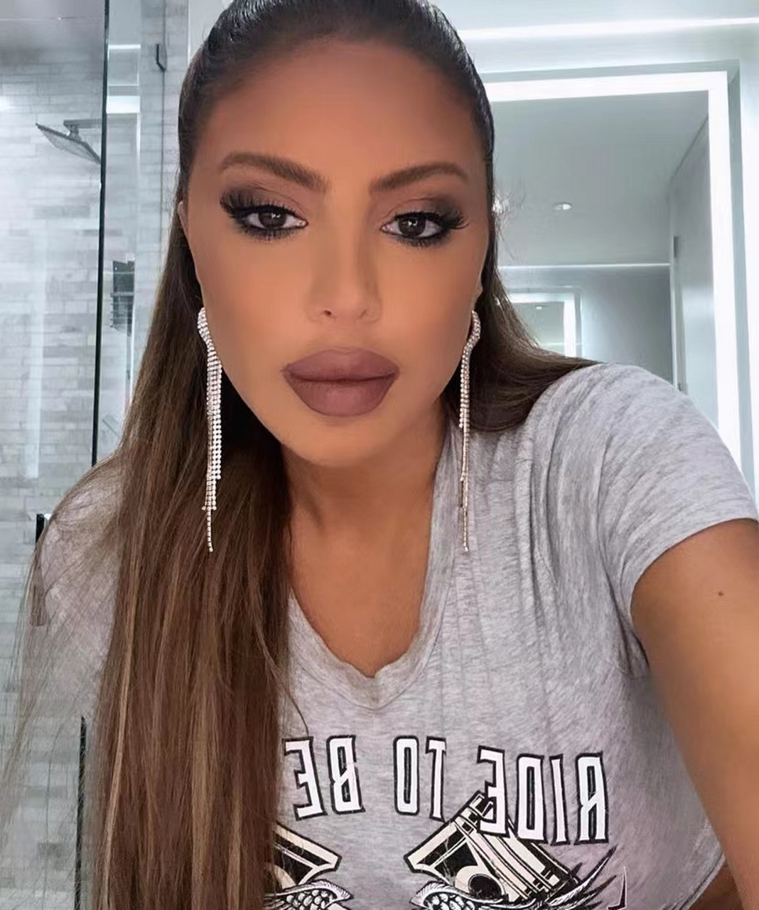 皮蓬前妻秀身材,叫板卡戴珊姐妹 稍早之前,拉尔萨晒出了多张漂亮的