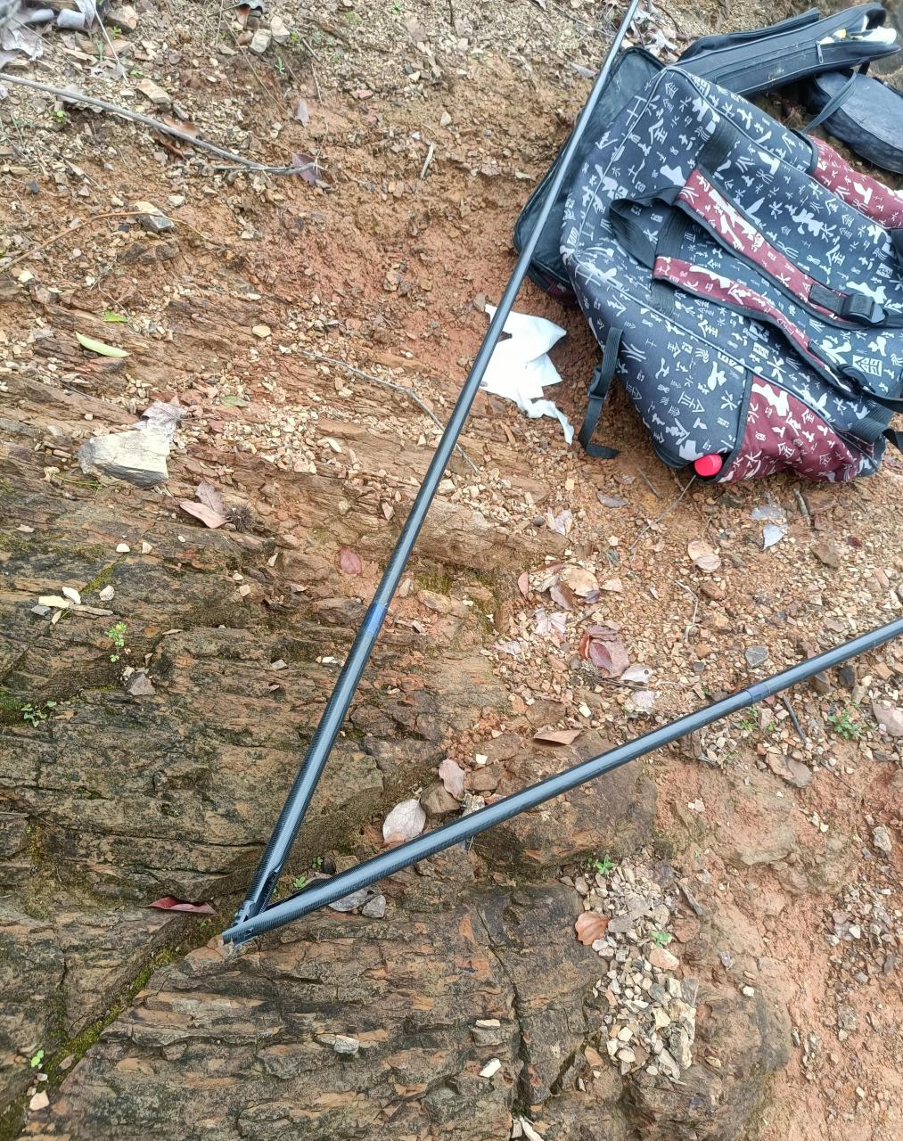 这鱼竿的质量不咋的,钓个2,3斤的鱼就断成了这样,我想不通,怎么销量还