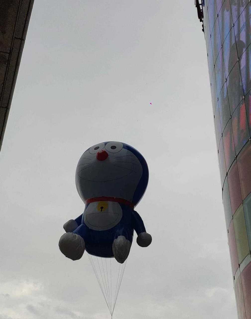 快看,哆啦a梦飞起来了