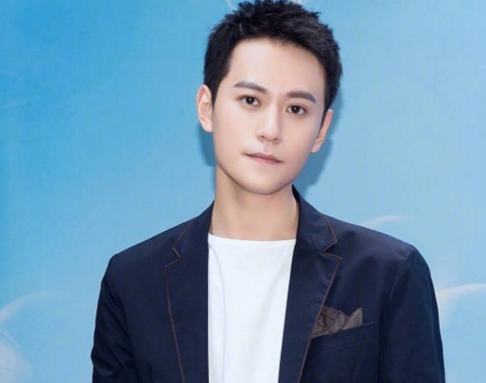 但秦俊杰工作室迅速否认,称只是同事关系.